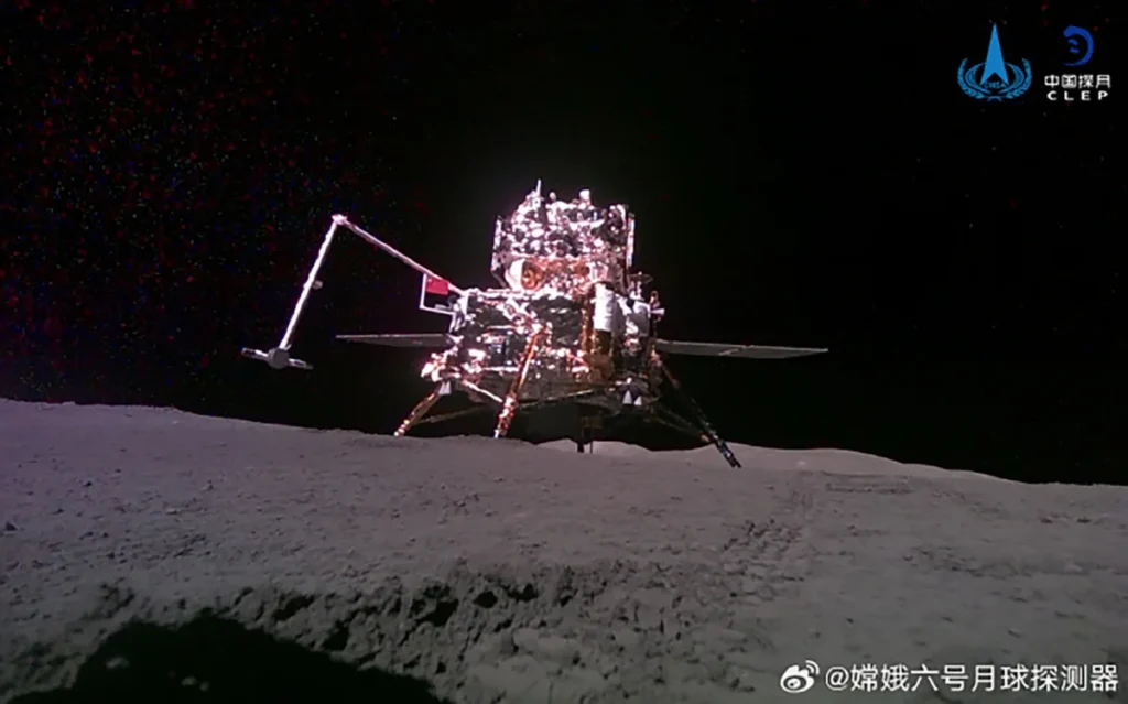 Chang’e-6-proben sågs resa en kinesisk flagga med en robotarm på månens baksida tidigare i juni. Bild: Chang’e 6 månrover/Weibo