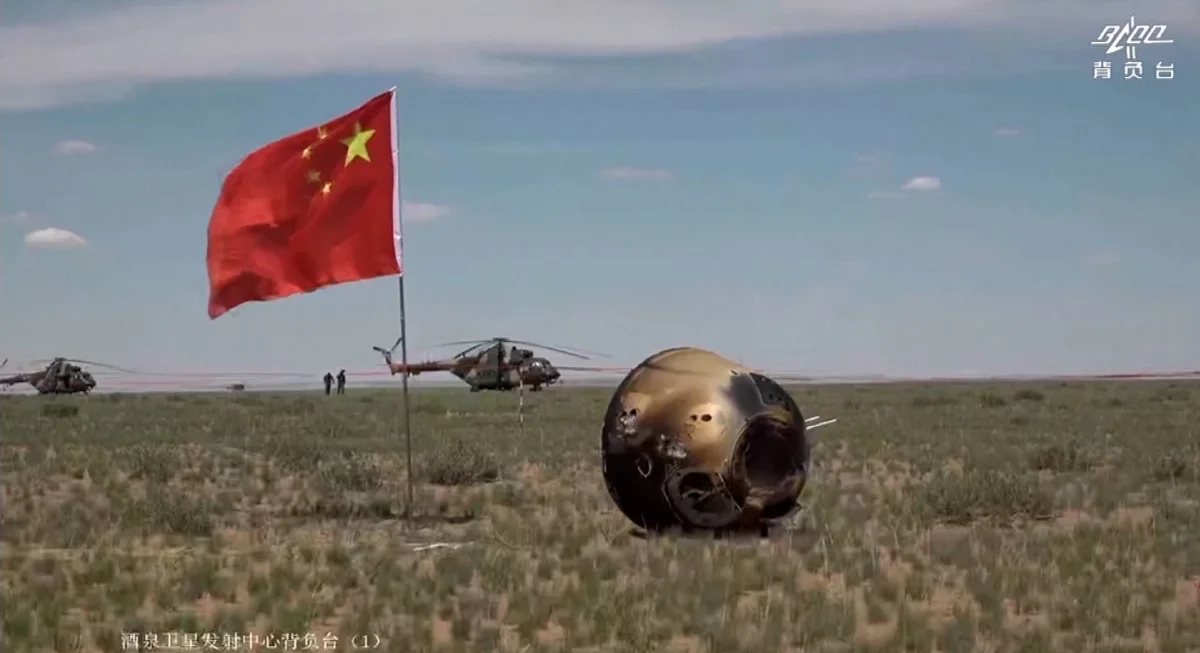 Återinträdesmodulen från Kinas historiska Chang'e-6 månuppdrag landade på jorden den 25 juni 2024. CCTV