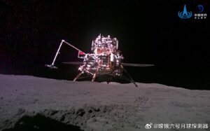 En bild av Kinas Chang'e 6 månlandare på månens baksida, tagen av uppdragets minirover. Bild: CNSA