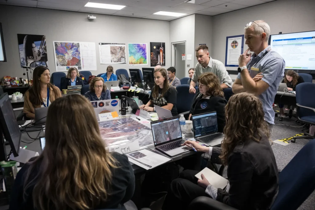 Jord- och planetvetenskapsmän samlade vid NASA Johnson följde månvandringarna via en livevideo och ljudsändning i Science Evaluation Room, där de utvecklade detaljerade planer för varje simulerad månlandning och tillhandahöll geologisk expertis till uppdragskontrollen. Bild: NASA/Robert Markowitz