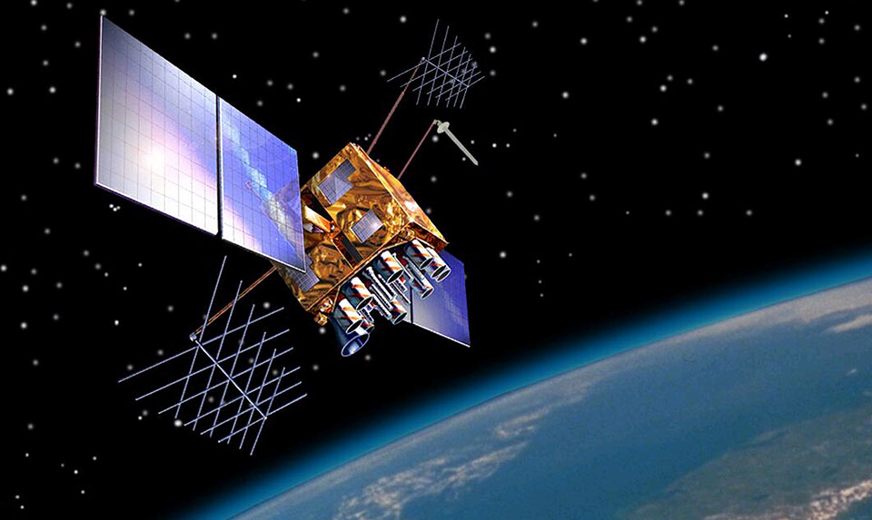 GPS Block IIR(M) satelliten som visas här är en av de olika generationerna av GPS-satelliter som kretsar runt jorden. GPS-satelliter flyger i medelhög omloppsbana på en höjd av cirka 20 200 kilometer. Varje satellit kretsar runt jorden två gånger om dagen. Satelliterna i GPS-konstellationen är arrangerade så att användare kan se minst fyra satelliter från nästan vilken punkt som helst på planeten. Bild: NOAA