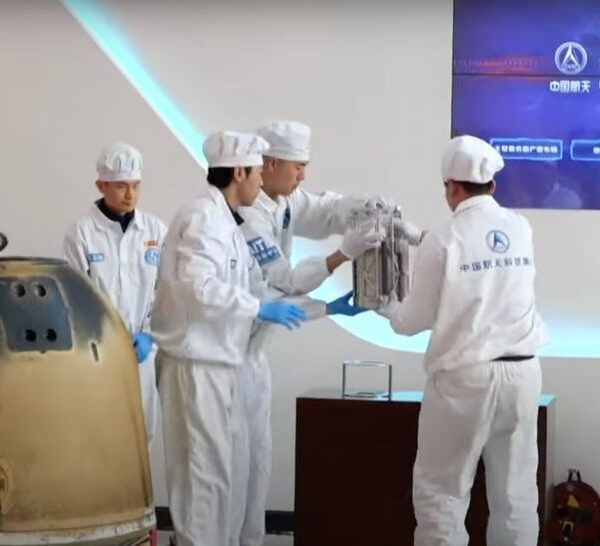Tekniker tar bort proverna som samlats in på månens baksida från återkapseln av Chang'e 6 månuppdraget. Bild: CCTV
