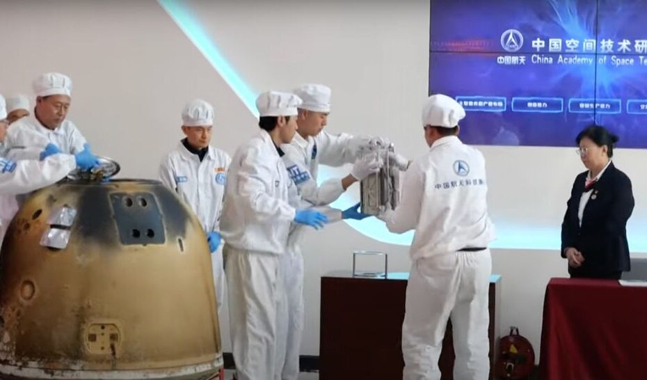 Tekniker tar bort proverna som samlats in på månens baksida från återkapseln av Chang'e 6 månuppdraget. Bild: CCTV