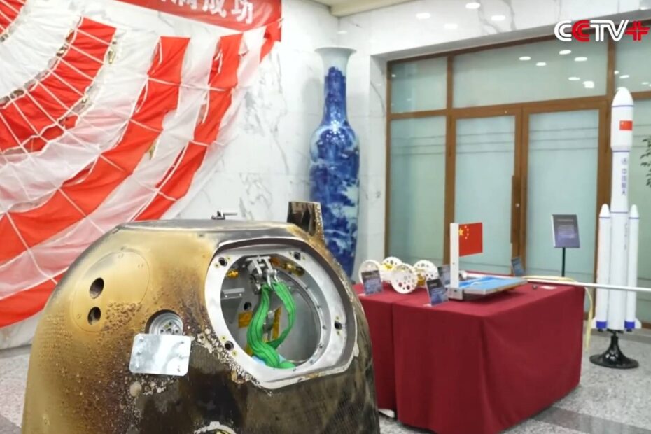 Chang’e-6-uppdragets element, inklusive mini-roven Jinchan på utställning. Foto: CCTV/Inside Outer Space